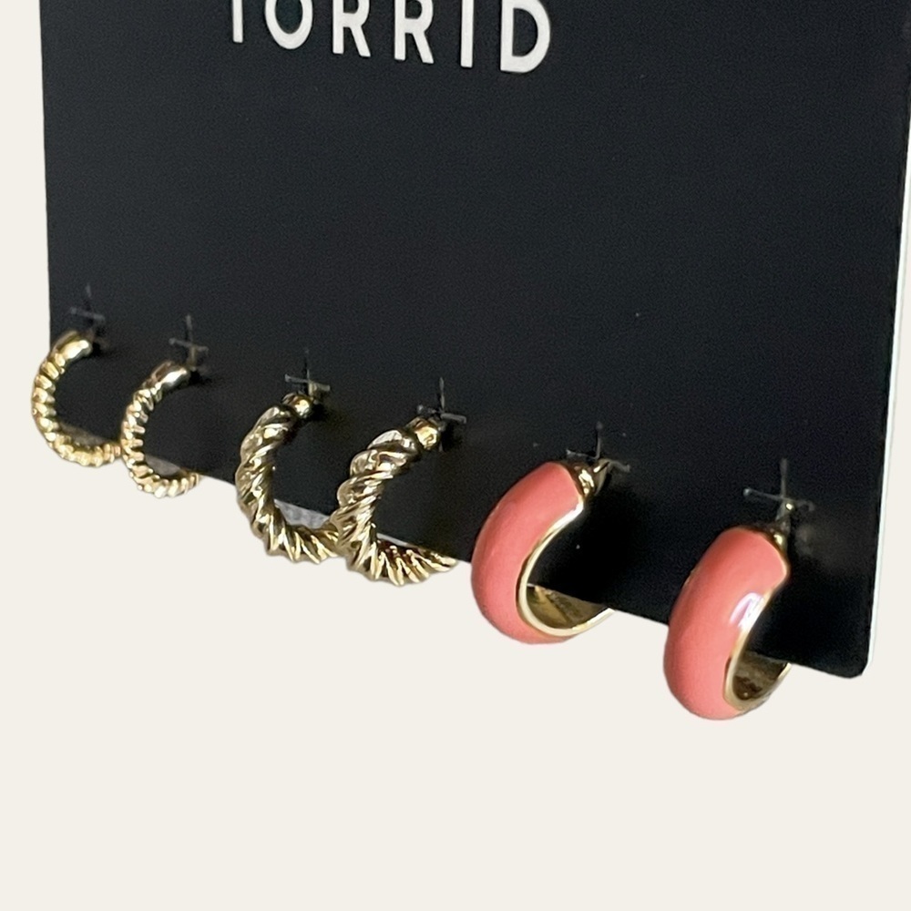 🌺 Torrid Coral Gold Tone Enamel Huggies Earrings Set of 3 NEW